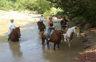 Ruta a caballo en el rio